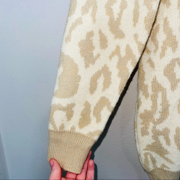 Top Style Boutique Cream Leopard Print Oversized Knit Sweater Large Women’s - Picture 4 of 10